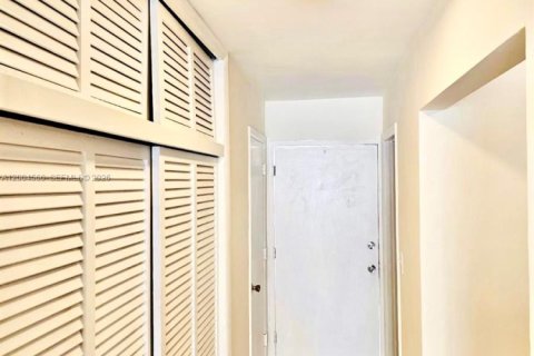 Condominio en alquiler en Miami Beach, Florida, 34.37 m2 № 2075420 - foto 4