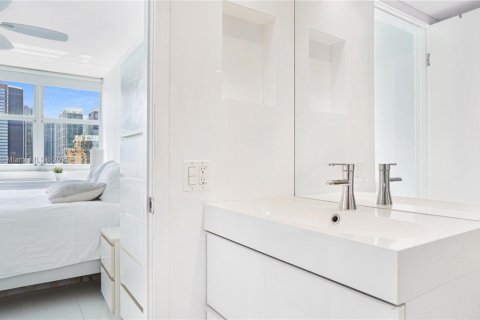 Condominio en alquiler en Miami, Florida, 2 dormitorios, 98.94 m2 № 1939383 - foto 4