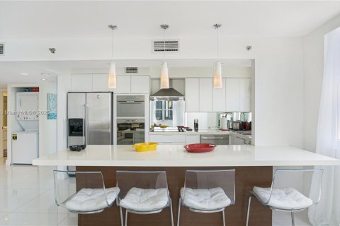 Condominio en alquiler en Miami, Florida, 2 dormitorios, 98.94 m2 № 1939383 - foto 18