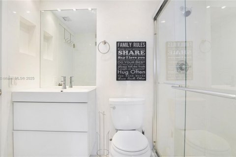 Condominio en alquiler en Miami, Florida, 2 dormitorios, 98.94 m2 № 1939383 - foto 11
