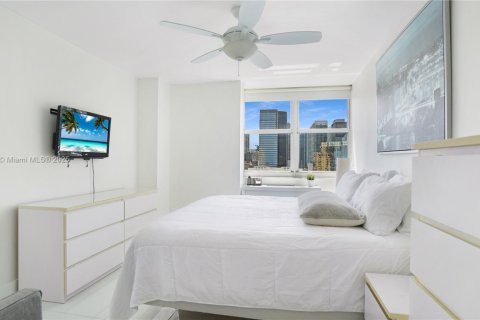Condominio en alquiler en Miami, Florida, 2 dormitorios, 98.94 m2 № 1939383 - foto 2
