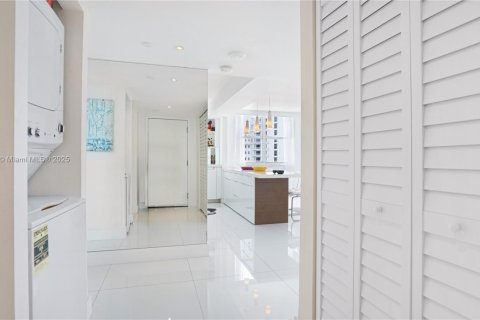 Condominio en alquiler en Miami, Florida, 2 dormitorios, 98.94 m2 № 1939383 - foto 13