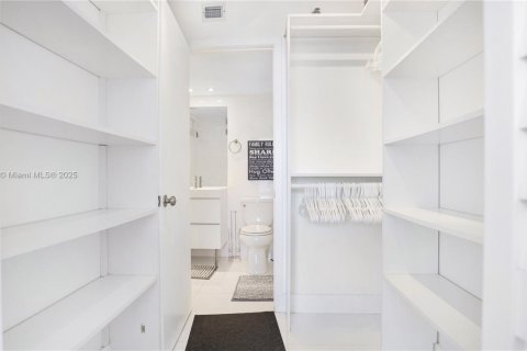 Condominio en alquiler en Miami, Florida, 2 dormitorios, 98.94 m2 № 1939383 - foto 10