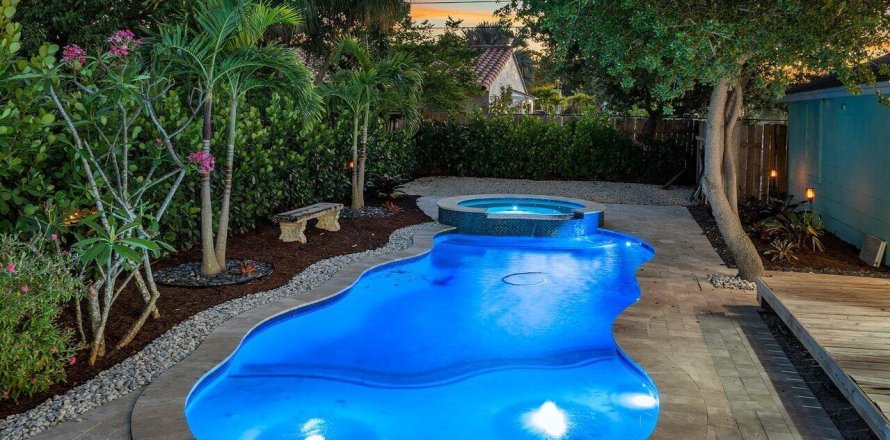 House in Lake Worth, Florida 3 bedrooms, 126.63 sq.m. № 1155655