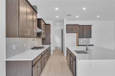 Casa en venta en Zephyrhills, Florida, 4 dormitorios, 293.76 m2 № 1917923 - foto 8