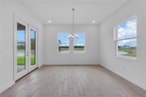Casa en venta en Zephyrhills, Florida, 4 dormitorios, 293.76 m2 № 1917923 - foto 7