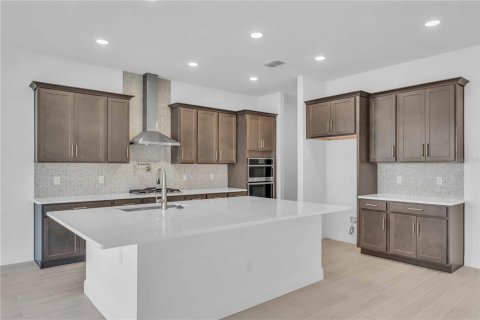 Casa en venta en Zephyrhills, Florida, 4 dormitorios, 293.76 m2 № 1917923 - foto 5