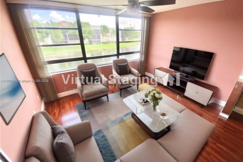 Condominio en venta en Tamarac, Florida, 2 dormitorios, 114.08 m2 № 1943369 - foto 2