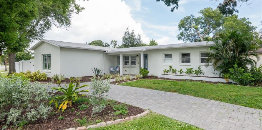 House in Tampa, Florida 3 bedrooms, 137.87 sq.m. № 1869150