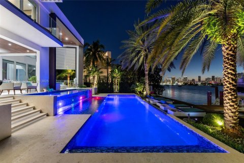 Villa ou maison à vendre à Miami Beach, Floride: 5 chambres, 448.44 m2 № 2154758 - photo 2