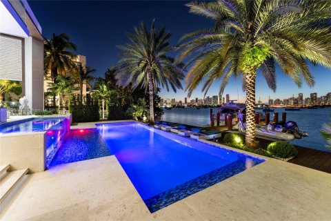 Villa ou maison à Miami Beach, Floride 5 chambres, 448.44 m2 № 2154758