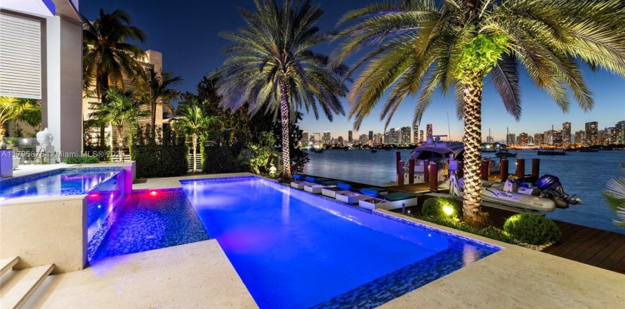 Villa ou maison à Miami Beach, Floride 5 chambres, 448.44 m2 № 2154758