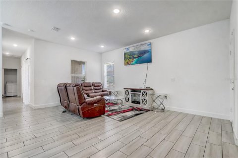 House in Orlando, Florida 3 bedrooms, 139.63 sq.m. № 2109882 - photo 5