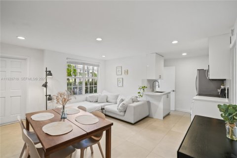 Condominio en venta en Miami Beach, Florida, 2 dormitorios, 54.35 m2 № 2034742 - foto 2