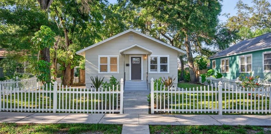 Villa ou maison à Saint Petersburg, Floride 3 chambres, 202.62 m2 № 1907540