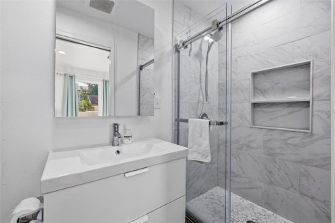 House in Seminole, Florida 4 bedrooms, 154.87 sq.m. № 2151549 - photo 8