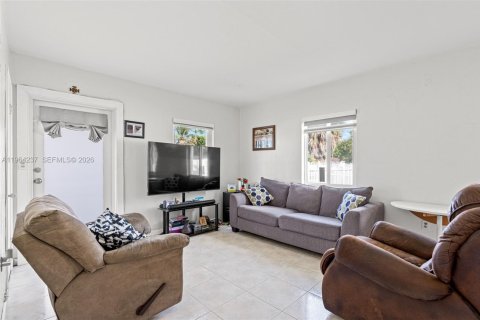 Casa en venta en Miami Gardens, Florida, 3 dormitorios, 86.96 m2 № 2027576 - foto 15