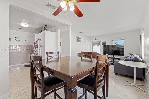 Casa en venta en Miami Gardens, Florida, 3 dormitorios, 86.96 m2 № 2027576 - foto 3