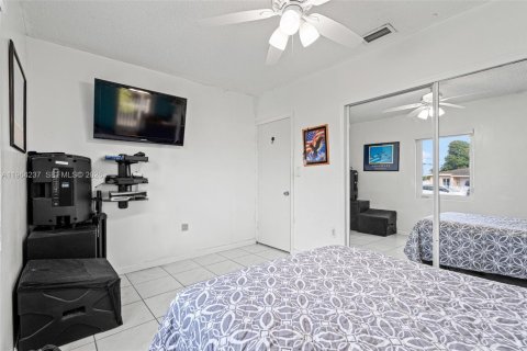 Casa en venta en Miami Gardens, Florida, 3 dormitorios, 86.96 m2 № 2027576 - foto 25