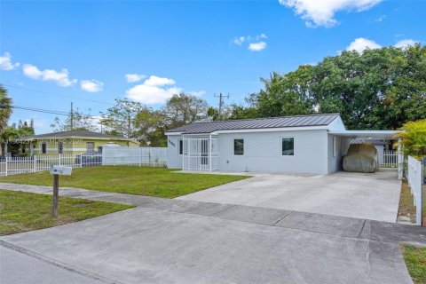 Casa en venta en Miami Gardens, Florida, 3 dormitorios, 86.96 m2 № 2027576 - foto 11
