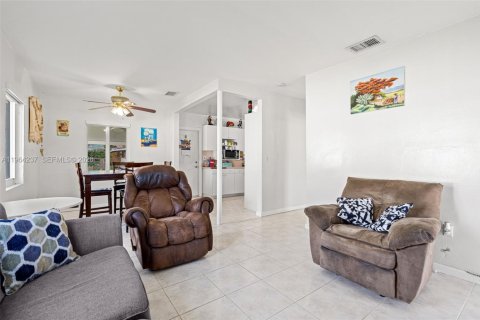 Casa en venta en Miami Gardens, Florida, 3 dormitorios, 86.96 m2 № 2027576 - foto 14