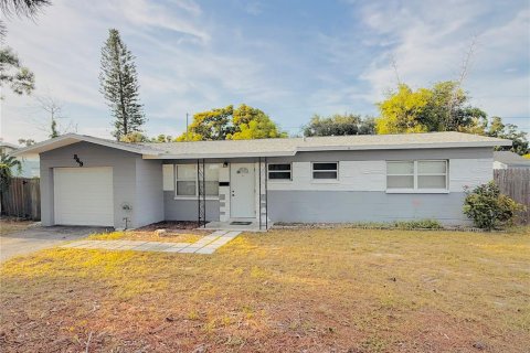 House in Saint Petersburg, Florida 3 bedrooms, 91.79 sq.m. № 2317328