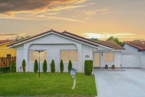 Villa ou maison à vendre à Miami, Floride: 4 chambres, 141.21 m2 № 1896779 - photo 1