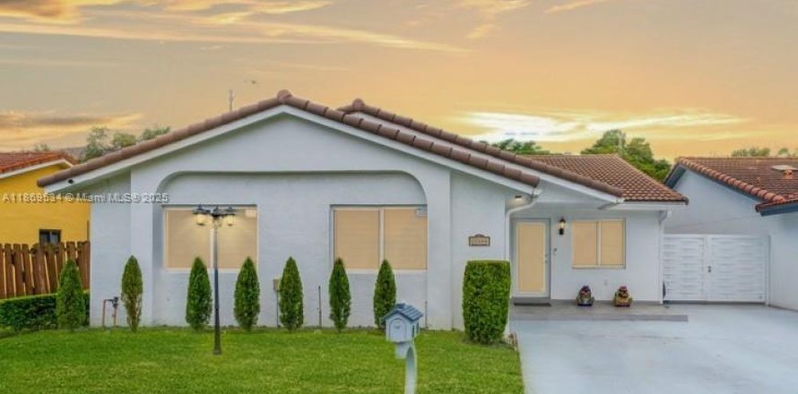 Villa ou maison à Miami, Floride 4 chambres, 141.21 m2 № 1896779