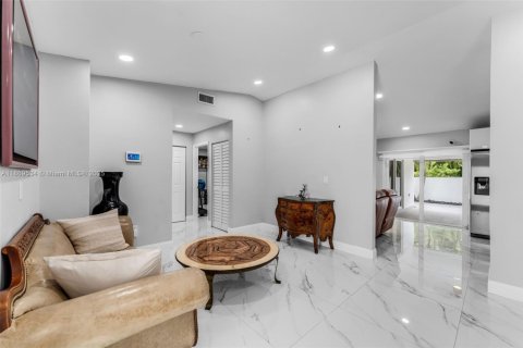 Villa ou maison à vendre à Miami, Floride: 4 chambres, 141.21 m2 № 1896779 - photo 5