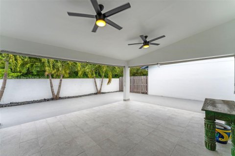 Villa ou maison à vendre à Miami, Floride: 4 chambres, 141.21 m2 № 1896779 - photo 16