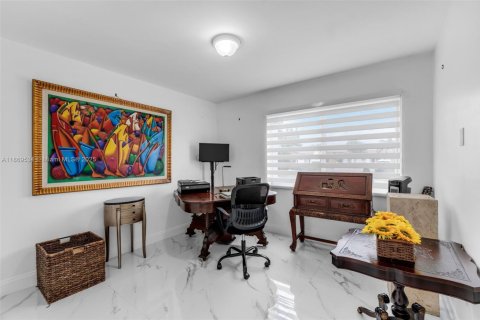 Villa ou maison à vendre à Miami, Floride: 4 chambres, 141.21 m2 № 1896779 - photo 15
