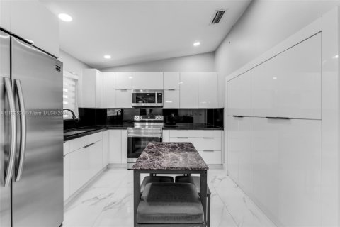 Villa ou maison à vendre à Miami, Floride: 4 chambres, 141.21 m2 № 1896779 - photo 3