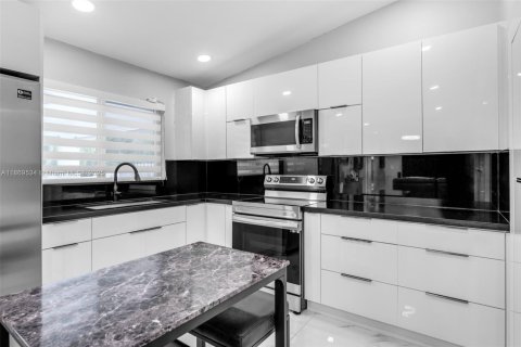 Villa ou maison à vendre à Miami, Floride: 4 chambres, 141.21 m2 № 1896779 - photo 2