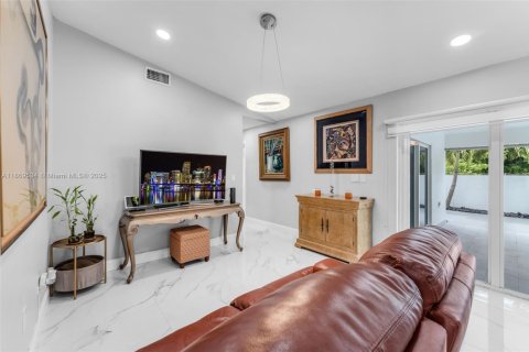 Villa ou maison à vendre à Miami, Floride: 4 chambres, 141.21 m2 № 1896779 - photo 6