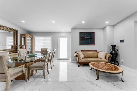 Villa ou maison à vendre à Miami, Floride: 4 chambres, 141.21 m2 № 1896779 - photo 4