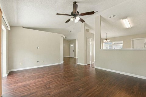 Villa ou maison à louer à Deltona, Floride: 3 chambres, 151.15 m2 № 2386095 - photo 4