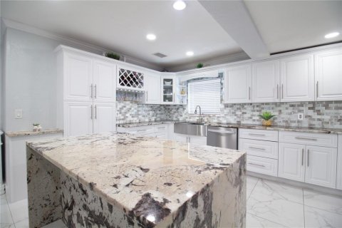 Casa en venta en Tampa, Florida, 5 dormitorios, 225.47 m2 № 1856704 - foto 9