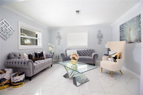 Casa en venta en Tampa, Florida, 5 dormitorios, 225.47 m2 № 1856704 - foto 6