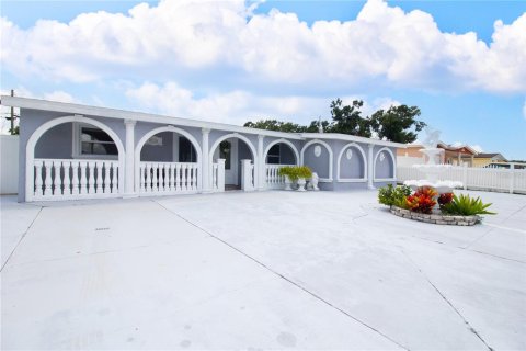 Casa en venta en Tampa, Florida, 5 dormitorios, 225.47 m2 № 1856704 - foto 2