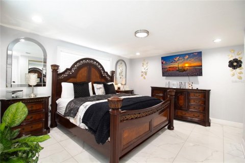 Casa en venta en Tampa, Florida, 5 dormitorios, 225.47 m2 № 1856704 - foto 16