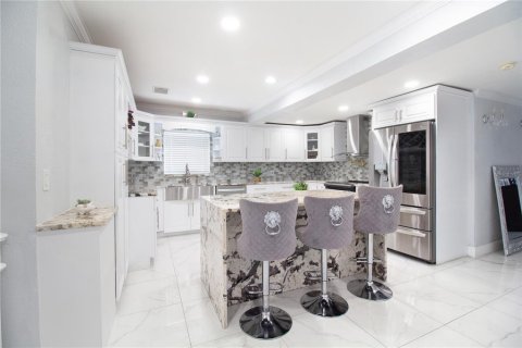 Casa en venta en Tampa, Florida, 5 dormitorios, 225.47 m2 № 1856704 - foto 8
