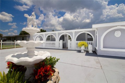 Casa en venta en Tampa, Florida, 5 dormitorios, 225.47 m2 № 1856704 - foto 1