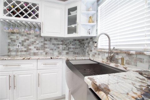 Casa en venta en Tampa, Florida, 5 dormitorios, 225.47 m2 № 1856704 - foto 11