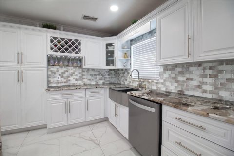 Casa en venta en Tampa, Florida, 5 dormitorios, 225.47 m2 № 1856704 - foto 10