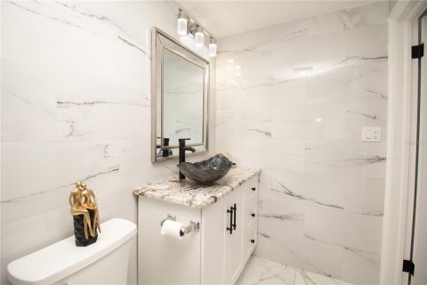 Casa en venta en Tampa, Florida, 5 dormitorios, 225.47 m2 № 1856704 - foto 18