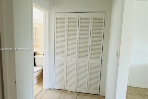 Copropriété à louer à North Miami, Floride: 1 chambre, 57.23 m2 № 2149250 - photo 11