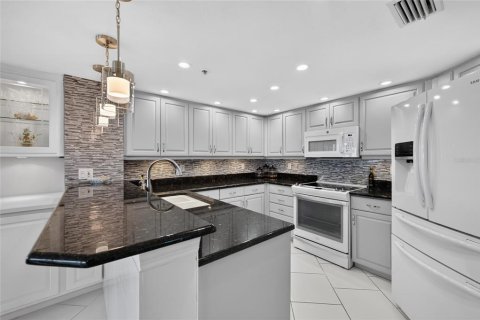 Condo in Daytona Beach Shores, Florida, 2 bedrooms  № 2318599 - photo 4