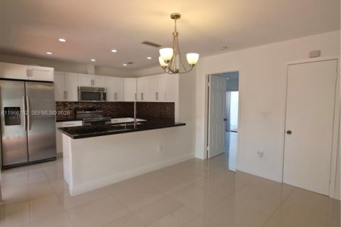 Touwnhouse à louer à Miami, Floride: 4 chambres, 165.37 m2 № 2029755 - photo 16