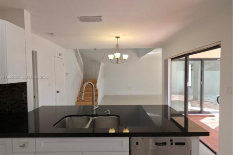 Touwnhouse à louer à Miami, Floride: 4 chambres, 165.37 m2 № 2029755 - photo 15