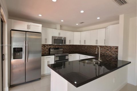 Touwnhouse à louer à Miami, Floride: 4 chambres, 165.37 m2 № 2029755 - photo 13